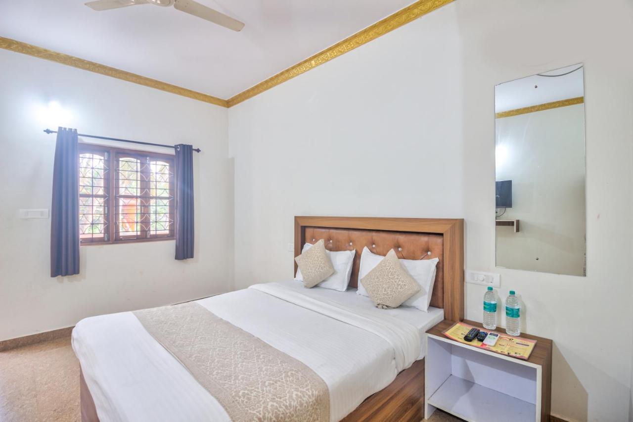 Calangute Bay Hotel Exterior photo